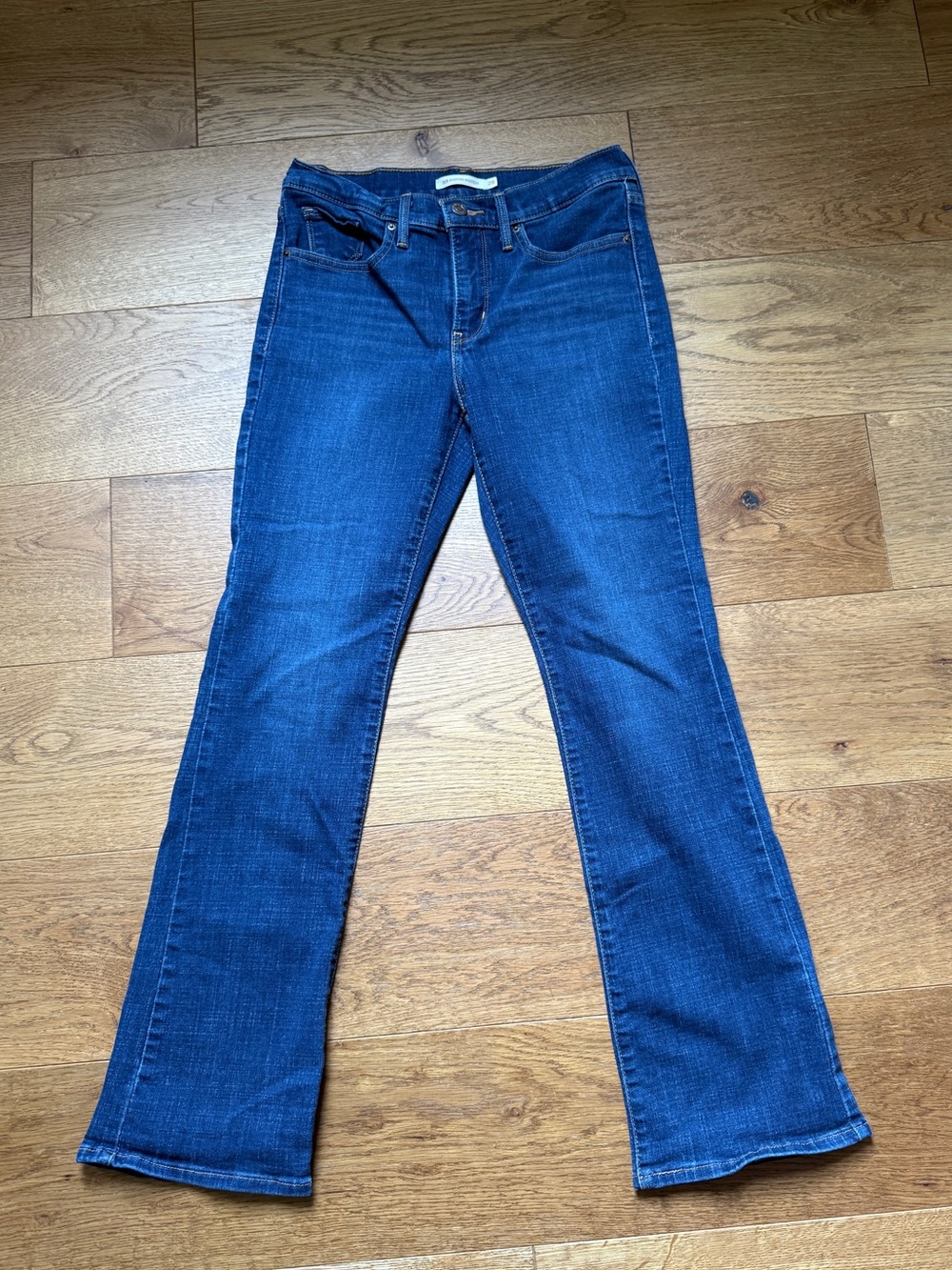 Levi's High Rise 315 shaping Bootcut Jeans in a dark wash. Size 28 - Picture 2 of 6